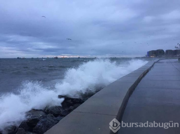 İstanbul ve İzmir lodosa teslim oldu