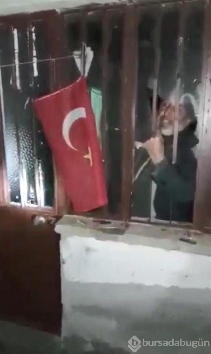 Eşini dövüp, kızı ile kendisini eve kilitledi