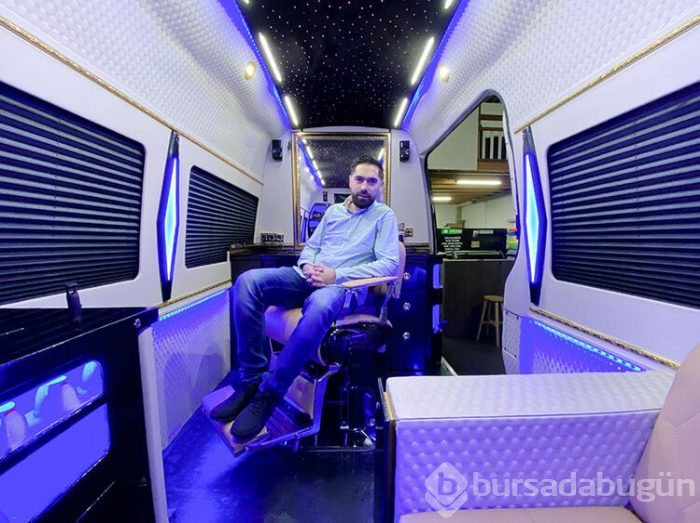 Müşterilerinin ayağına gidip onları istedikleri yerde tıraş ediyor