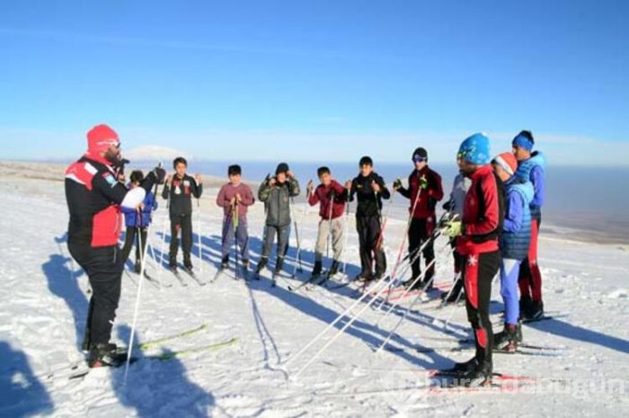 Bitlisli kayakçılar, Nemrut Dağı'nda hazırlanıyor