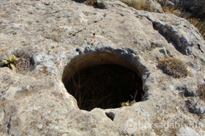 Doğal oluşumlu sarnıç ve mağaralar dikkat çekiyor