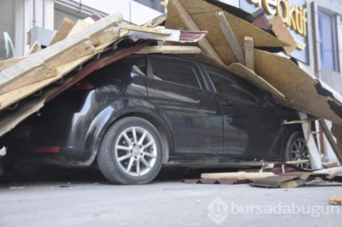 Fırtınanın etkisiyle çatı, otomobilin üzerine düştü