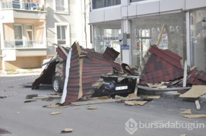 Fırtınanın etkisiyle çatı, otomobilin üzerine düştü