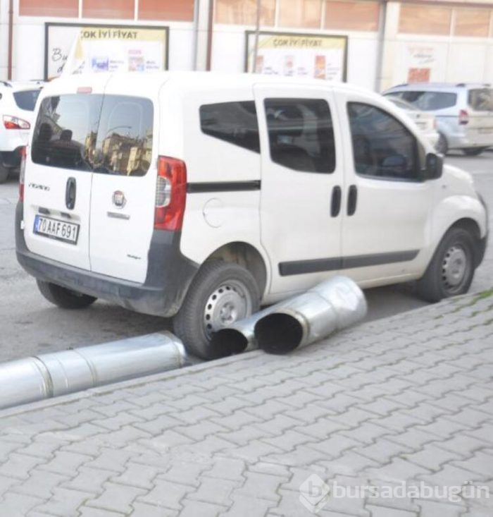 Fırtınanın etkisiyle çatı, otomobilin üzerine düştü