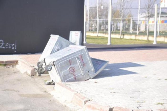 Fırtınanın etkisiyle çatı, otomobilin üzerine düştü