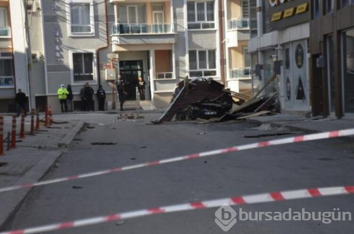 Fırtınanın etkisiyle çatı, otomobilin üzerine düştü