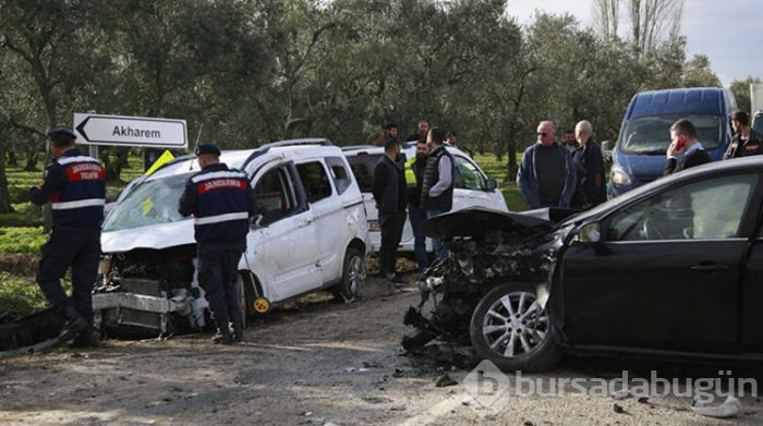 Bursa'da otomobiller kafa kafaya çarpıştı