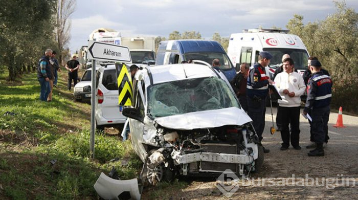 Bursa'da otomobiller kafa kafaya çarpıştı