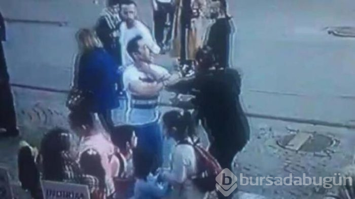 Yanındaki kadını dövdü!