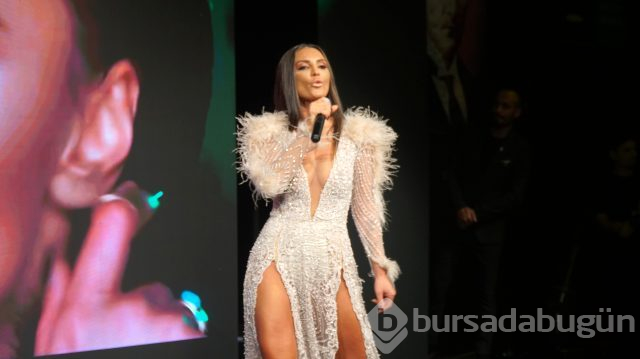Kıyafetiyle ödül törenine damga vurdu
