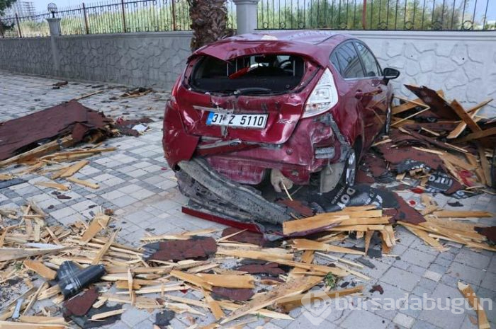 Çatı otomobillerin üzerine düştü!
