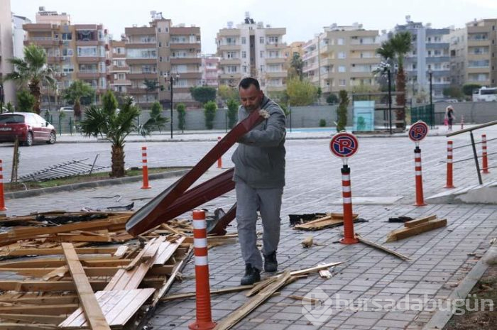 Çatı otomobillerin üzerine düştü!