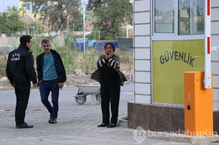 Çatı otomobillerin üzerine düştü!