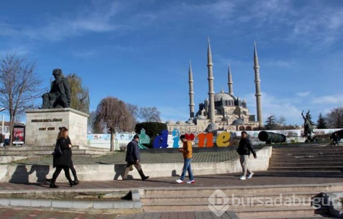 Sokak sokak gezip para saçıyorlar