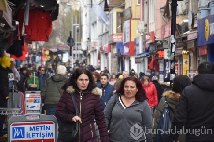Sokak sokak gezip para saçıyorlar