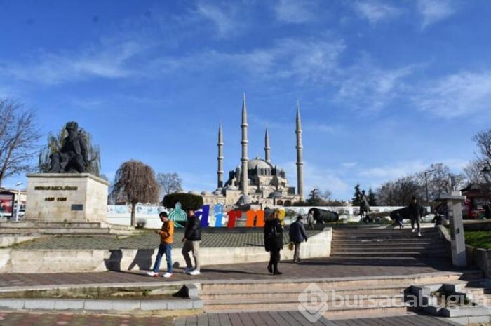 Sokak sokak gezip para saçıyorlar