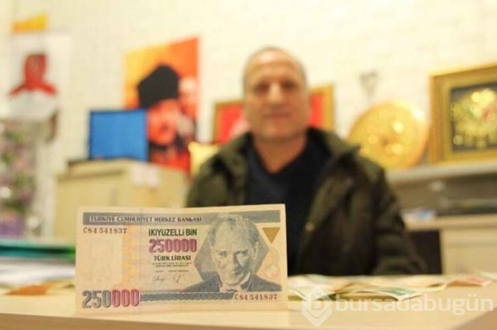 Atatürk'ün resmindeki detayı gördü ve 17 yıldır saklıyor!