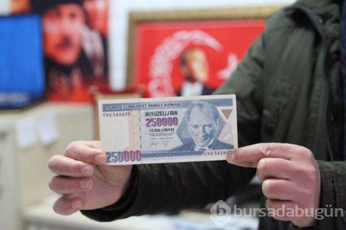 Atatürk'ün resmindeki detayı gördü ve 17 yıldır saklıyor!