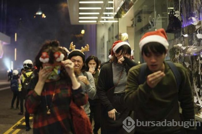 Noel'de durmayıp sokağı ateşe verdiler!