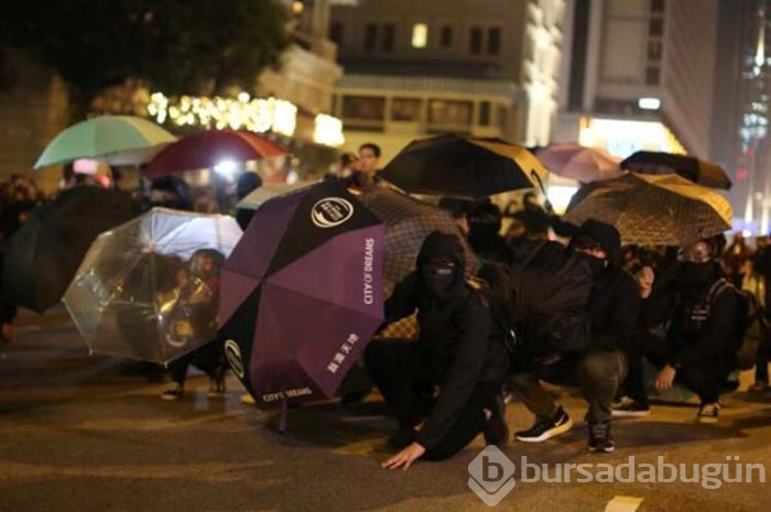 Noel'de durmayıp sokağı ateşe verdiler!