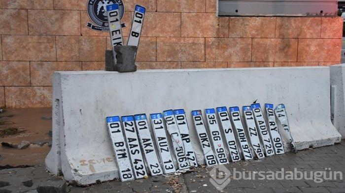 Plakalar yol kenarında birikti