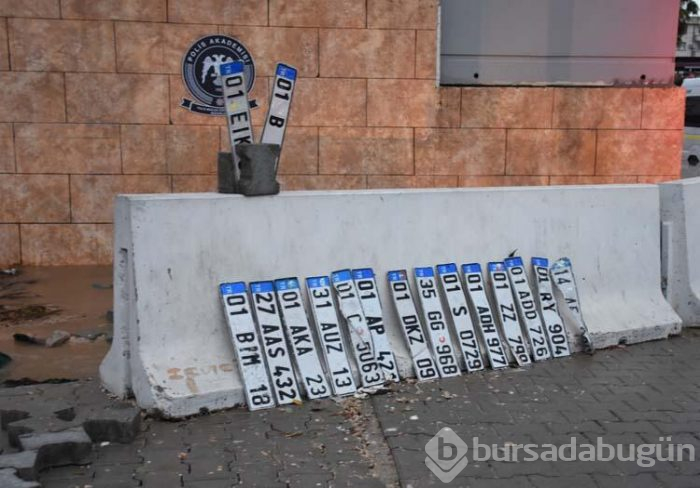 Plakalar yol kenarında birikti