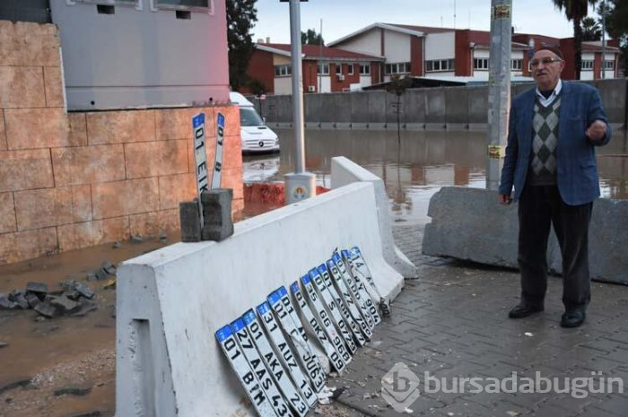 Plakalar yol kenarında birikti