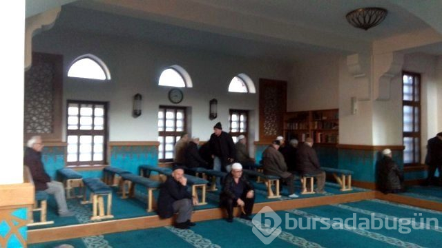 Camilerde oturakların kaldırılması sonrası cemaatin çözümü