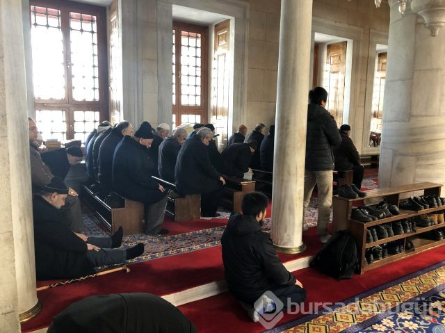 Camilerde oturakların kaldırılması sonrası cemaatin çözümü