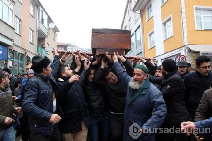 Binlerce kişi tabuta dokunmak için yarıştı!