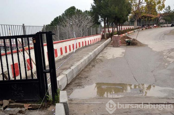 Okulun bahçe duvarı çöktü! "Tehlike henüz geçmiş değil"