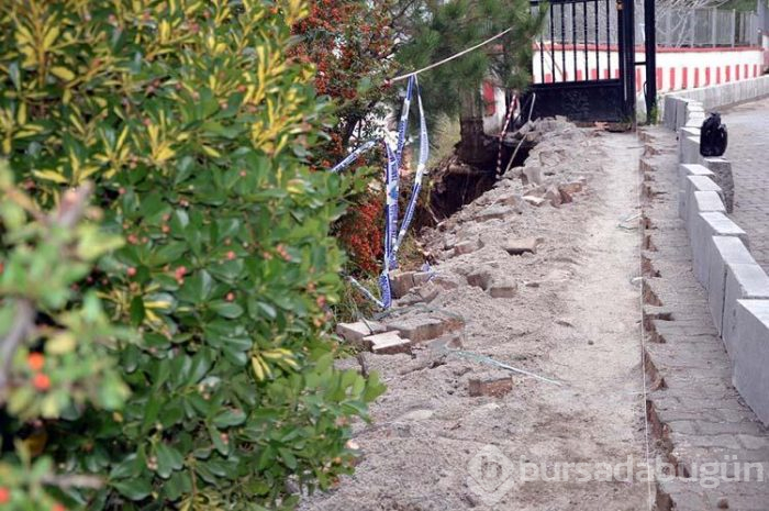 Okulun bahçe duvarı çöktü! "Tehlike henüz geçmiş değil"