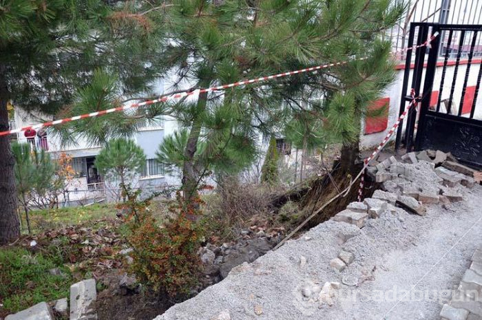 Okulun bahçe duvarı çöktü! "Tehlike henüz geçmiş değil"