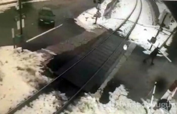 Trenin geçişini beklemek istemediği için bariyeri kırdı!