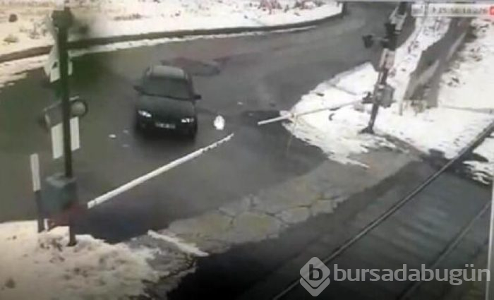 Trenin geçişini beklemek istemediği için bariyeri kırdı!
