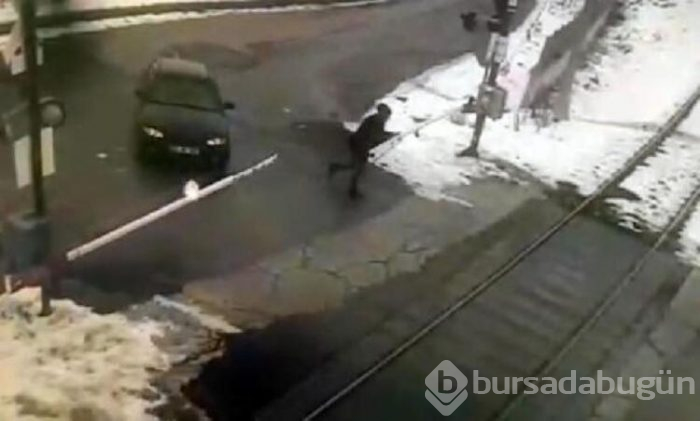 Trenin geçişini beklemek istemediği için bariyeri kırdı!