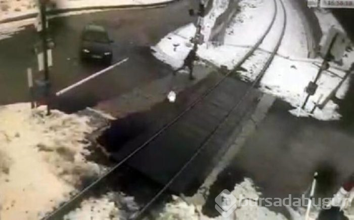 Trenin geçişini beklemek istemediği için bariyeri kırdı!