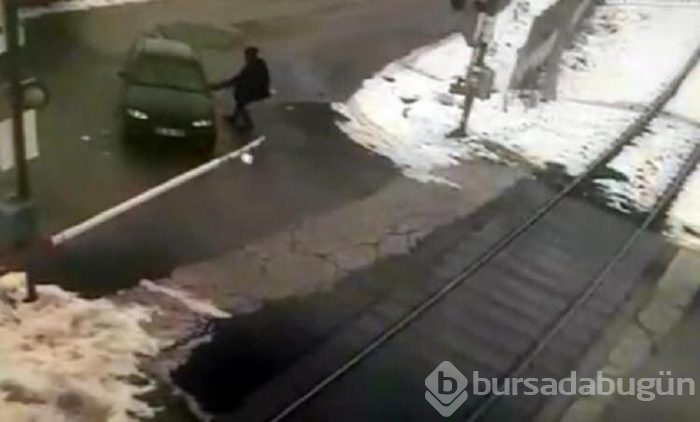 Trenin geçişini beklemek istemediği için bariyeri kırdı!