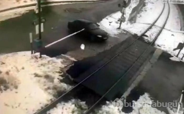 Trenin geçişini beklemek istemediği için bariyeri kırdı!
