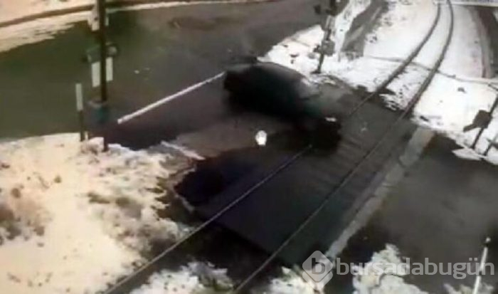 Trenin geçişini beklemek istemediği için bariyeri kırdı!