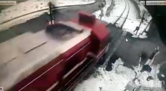 Trenin geçişini beklemek istemediği için bariyeri kırdı!