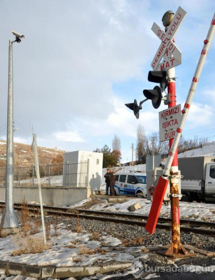 Trenin geçişini beklemek istemediği için bariyeri kırdı!