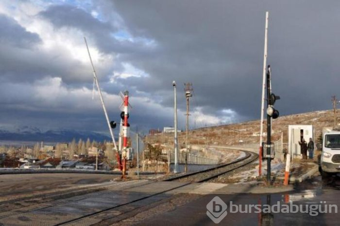 Trenin geçişini beklemek istemediği için bariyeri kırdı!