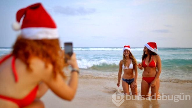 Noel coşturdu, sahile kırmızı bikinileriyle akın ettiler!