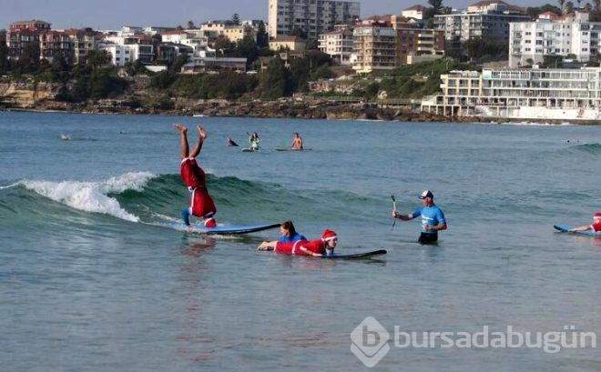 Noel coşturdu, sahile kırmızı bikinileriyle akın ettiler!