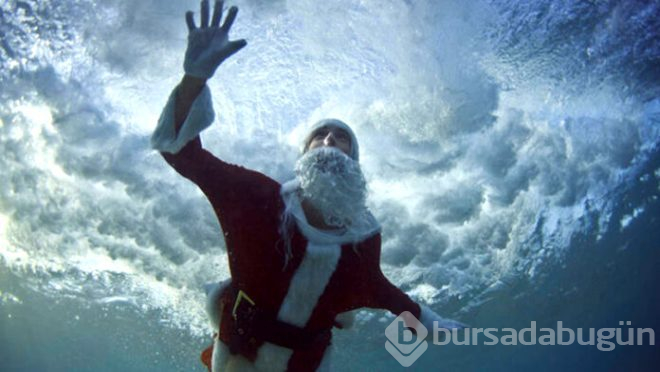 Noel coşturdu, sahile kırmızı bikinileriyle akın ettiler!