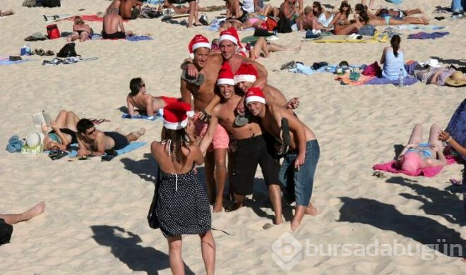 Noel coşturdu, sahile kırmızı bikinileriyle akın ettiler!