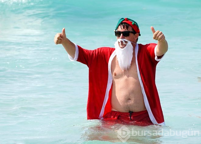 Noel coşturdu, sahile kırmızı bikinileriyle akın ettiler!
