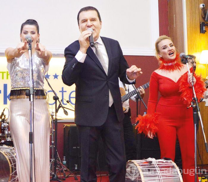 Yılbaşı sahnesinde ünlüler geçidi!