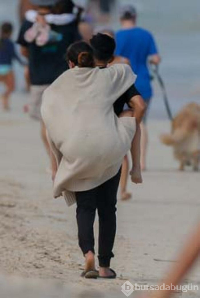 Selena Gomez'i böyle götürdüler!